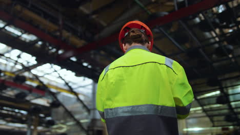 Mujer-Supervisora-Analizando-El-Trabajo-En-El-Moderno-Almacén-De-Producción-Manufacturera.