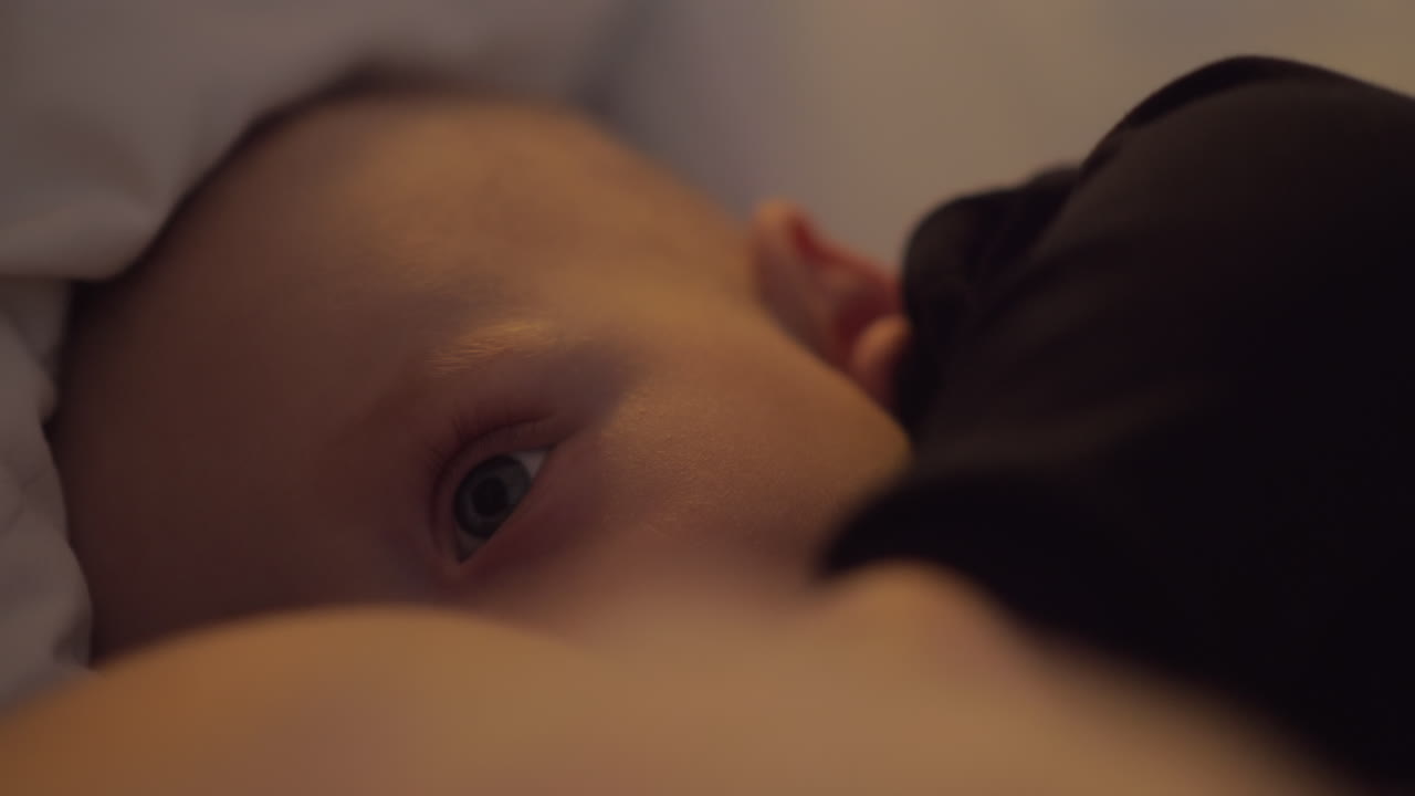 모유 수유 장면의 귀여운 클로즈업