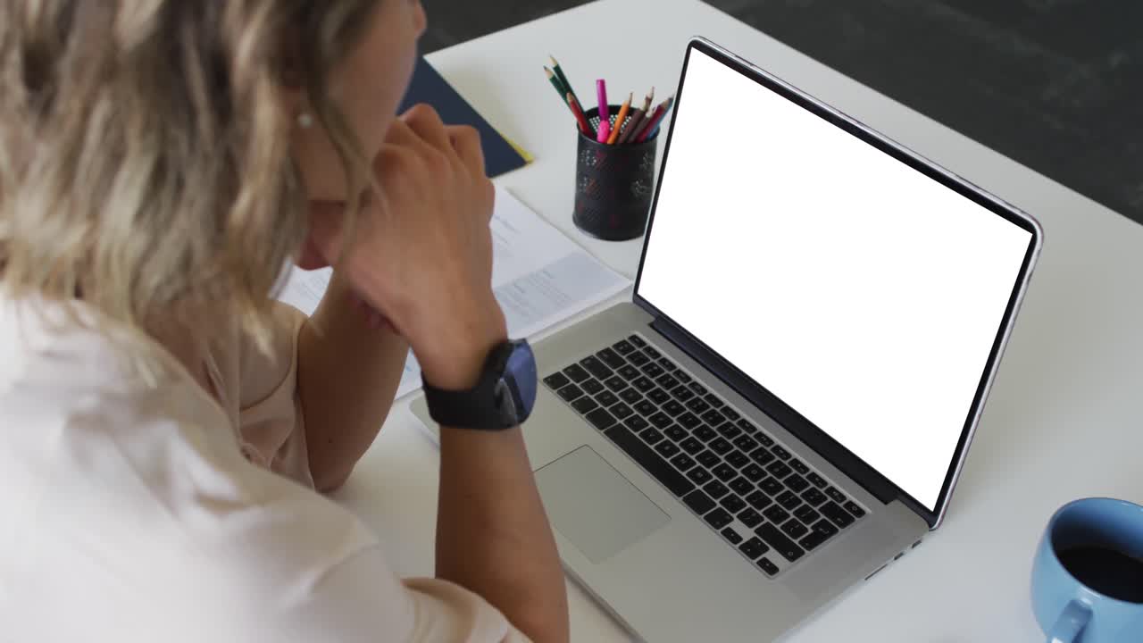 video de una mujer caucásica usando una computadora portátil con espacio de copia en la pantalla