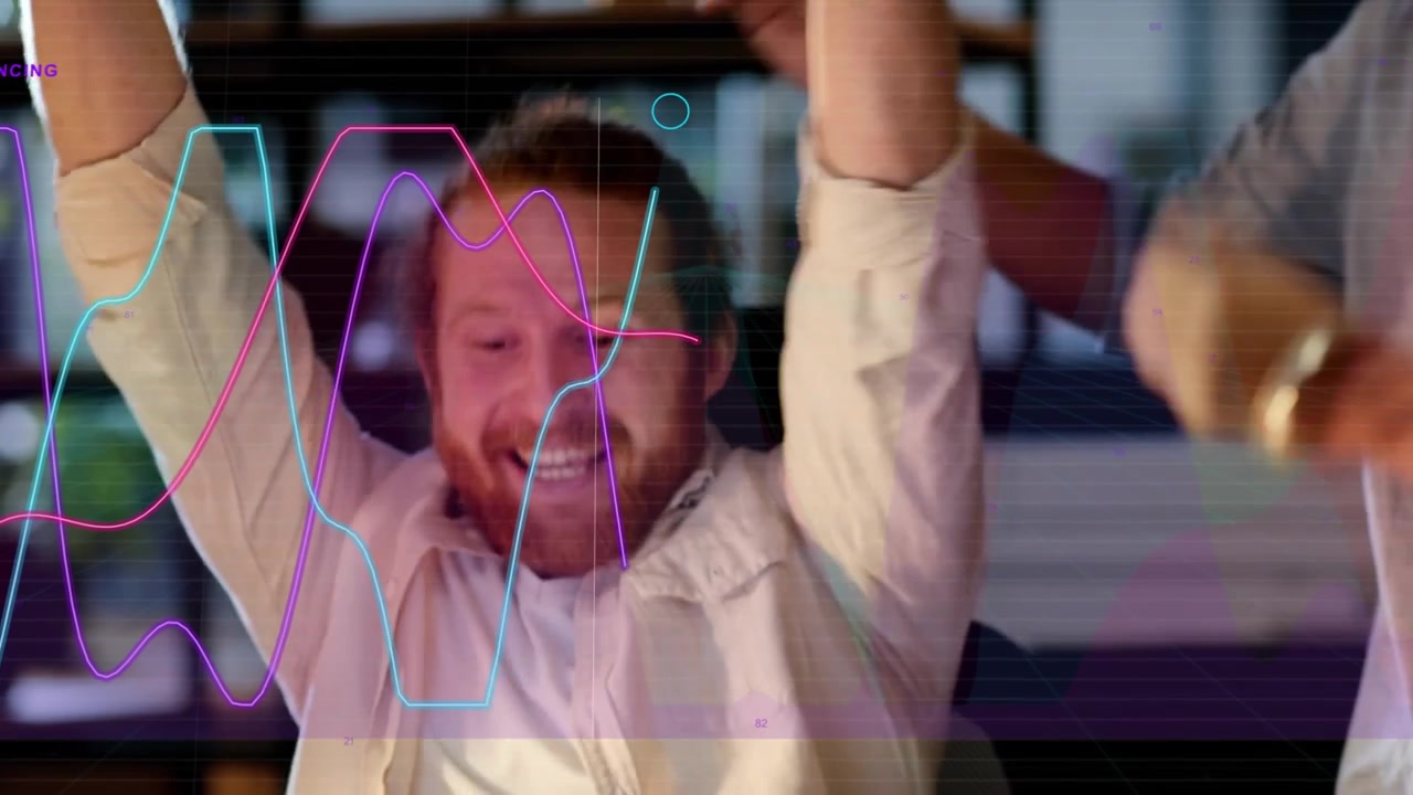 Uomo barbuto seduto che mostra risultati tecnologici positivi, generando linee grafiche e scatenando l'entusiasmo del team