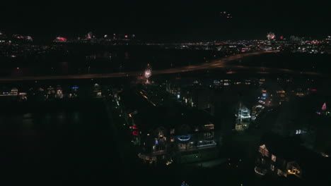 espectacular exhibición de fuegos artificiales de medianoche sobre la ciudad de reykjavik, drone de primer plano