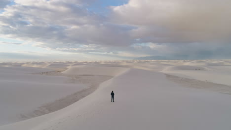 4k-Antenne,-Die-über-Eine-Person-Fährt,-Die-Einen-Wunderschönen-Weißen-Sanddünenfeld-Sonnenaufgang-Enthüllt