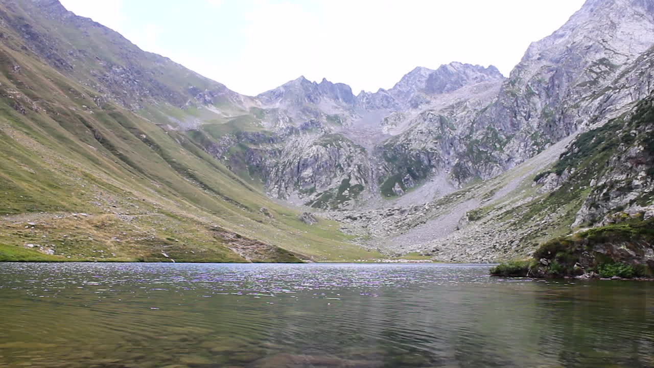 백그라운드에서 알프스와 계곡 내부 꽤 산 호수