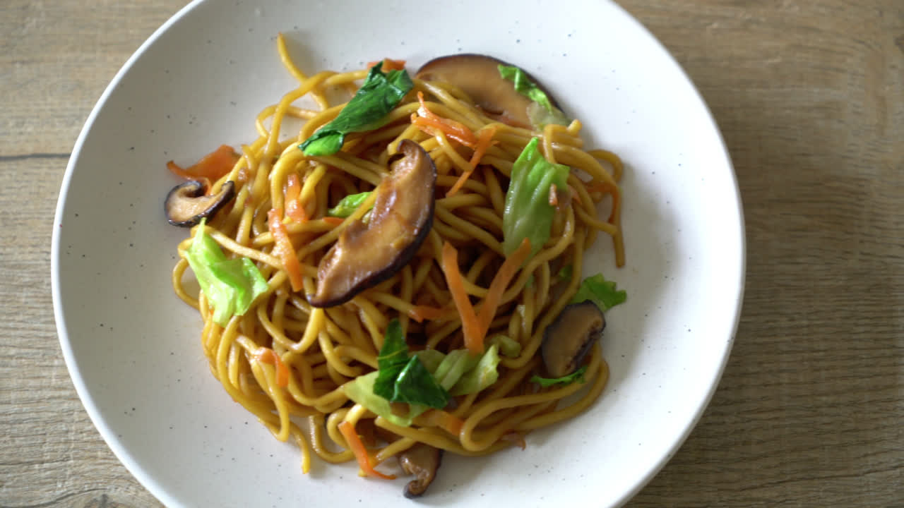 야채와 함께 볶은 야키소바 국수