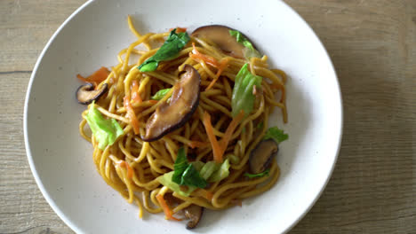 fideos yakisoba salteados con vegetales