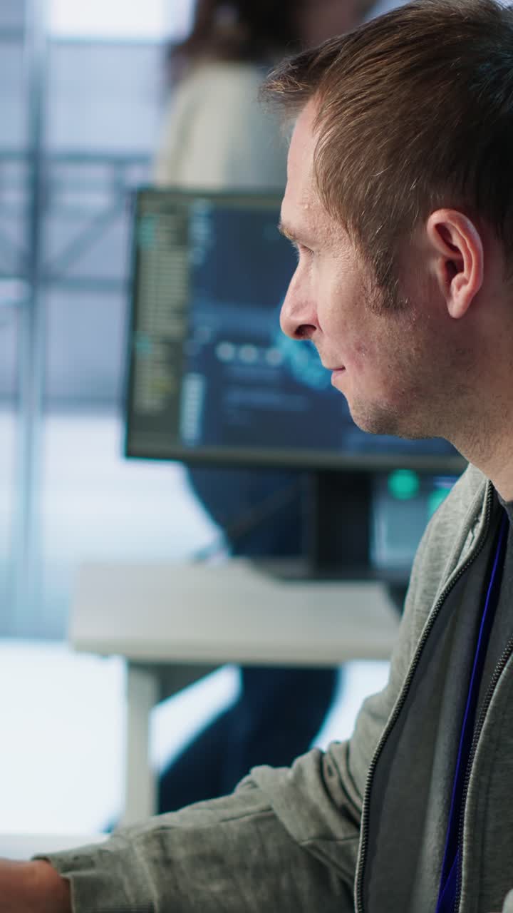 Programmerer taster på tastatur i et moderne kontor