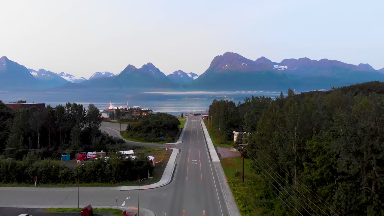 화창한 여름날 ak 발데즈 어촌의 4k 드론 비디오