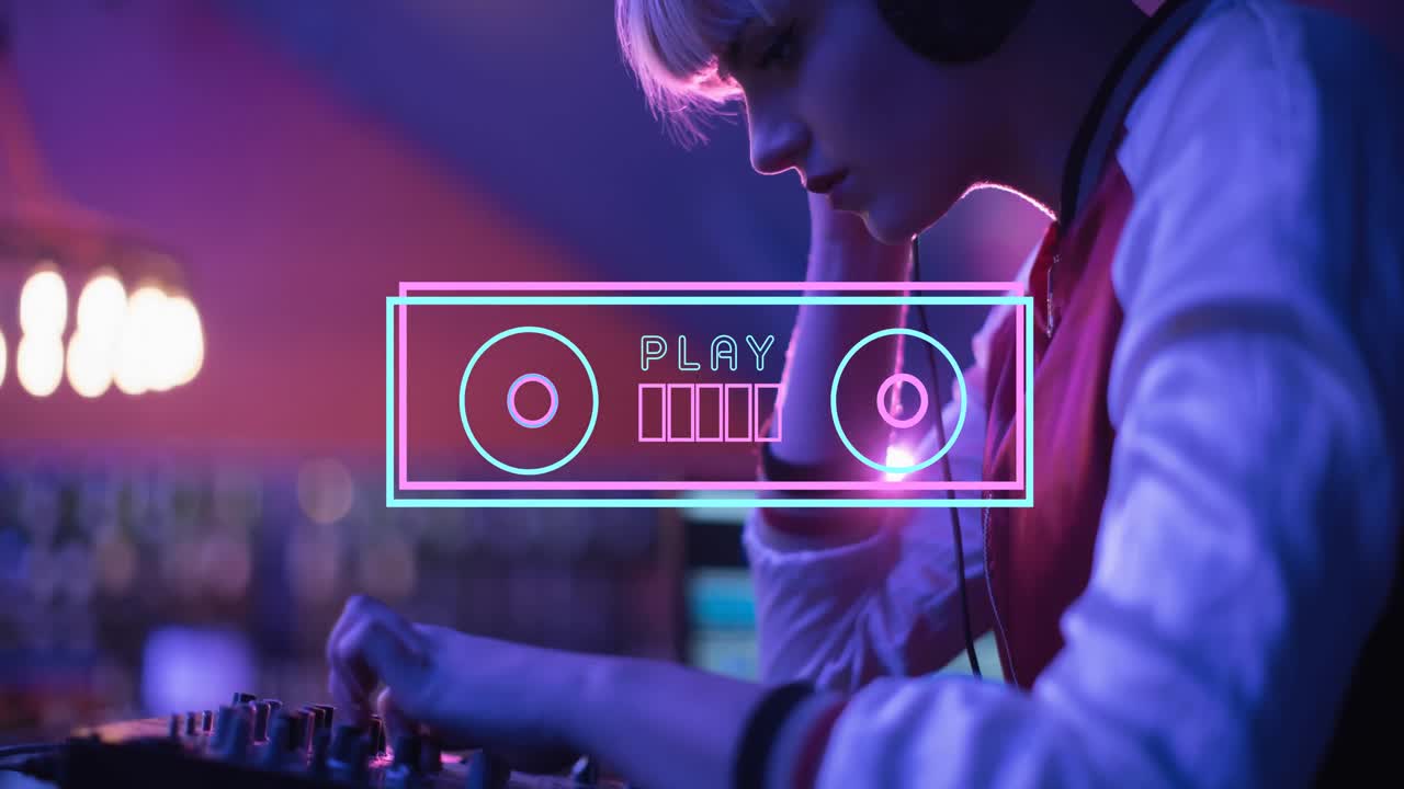 animación de juego y grabadora vintage sobre dj caucásica femenina