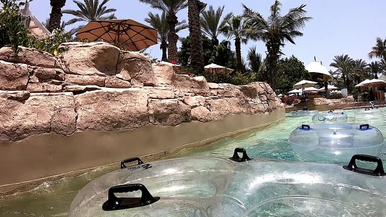 사람이 만든 운하에서 떠다니는 튜브