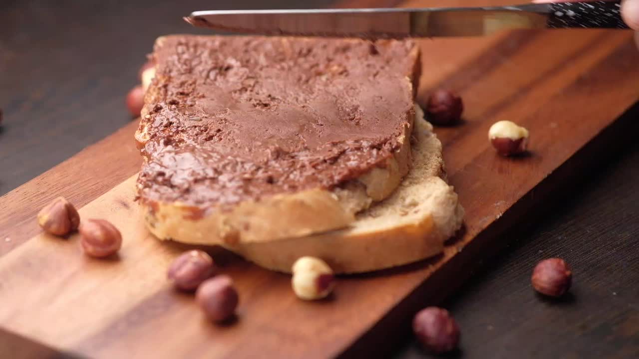 Cioccolato e nocciole su pane tostato