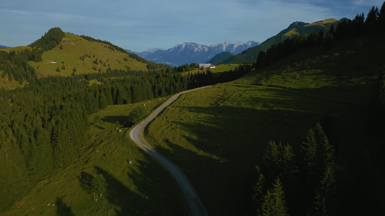 bávaros austriacos sudelfeld wendelstein alps picos montañosos con románticos y pintorescos prados de hierba verde y carretera con vistas panorámicas
