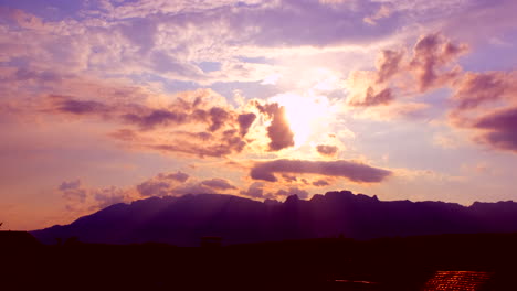 una hermosa puesta de sol con los alpes de montaña
