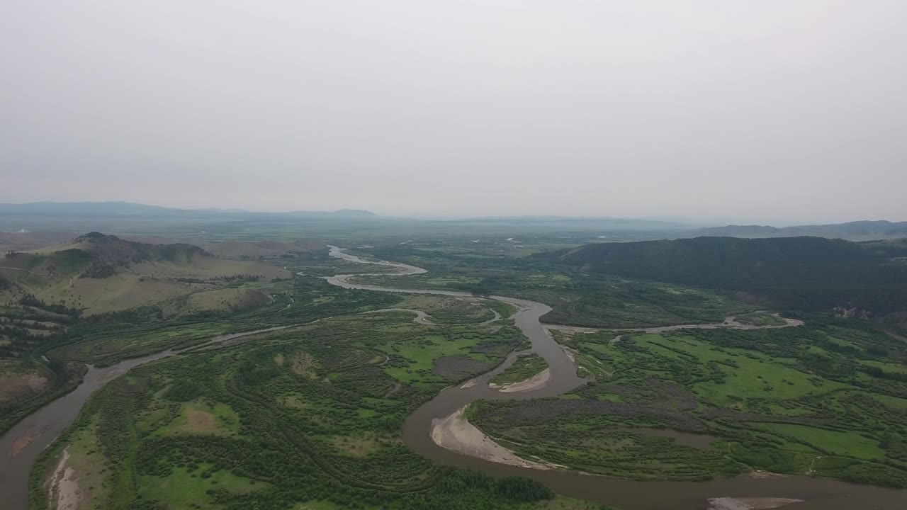 tomada aérea de drones de la frontera ruso-mongola del delta del río.