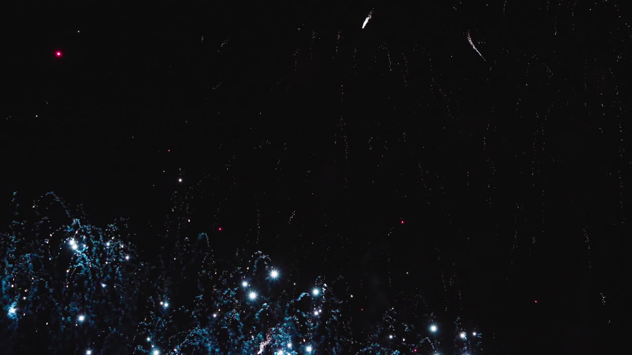Gran finale con fuochi d'artificio ad alta energia che riempiono il cielo con spettacolari esplosioni di colore