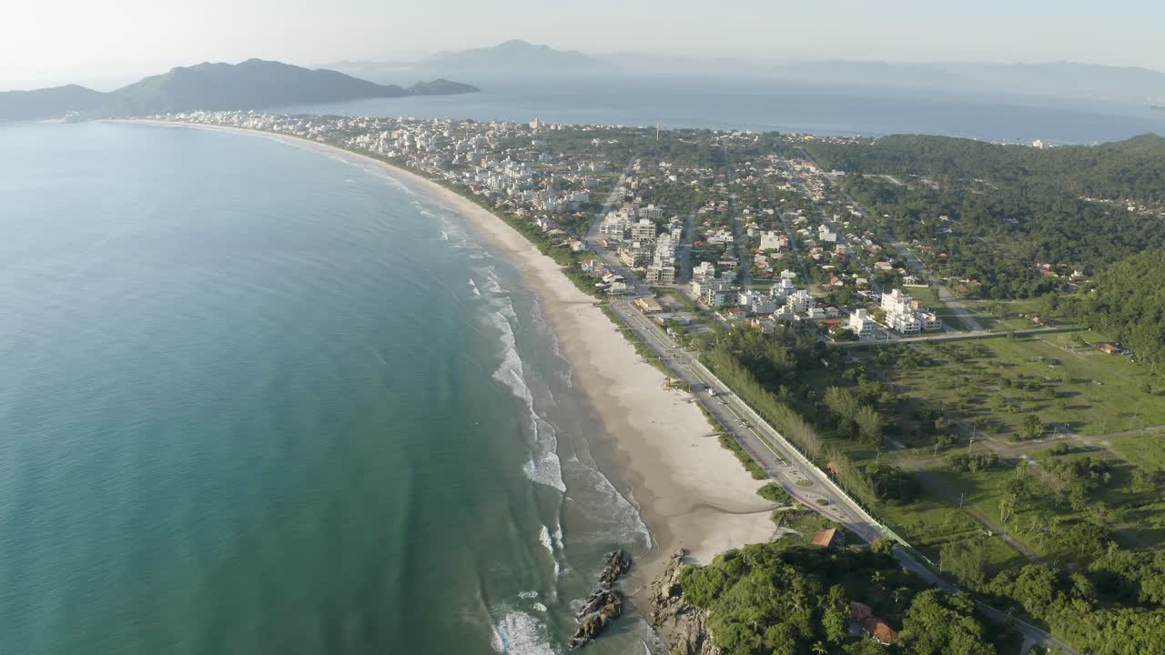 avión no tripulado volando alto sobre una playa en bombinhas - brasil