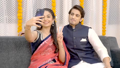 pareja india haciendo clic en fotos en diwali