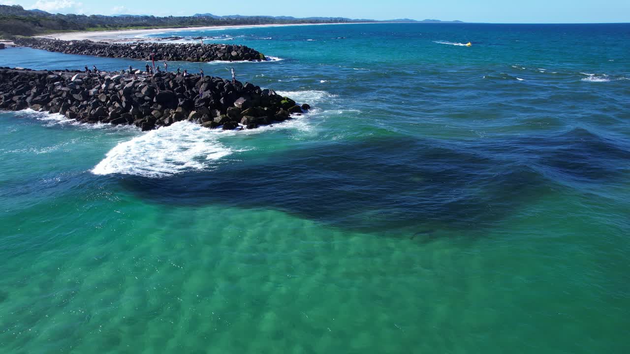 Southern Breakwater Walk met toeristen in Brunswick Heads, NSW, Australië - drone-opname
