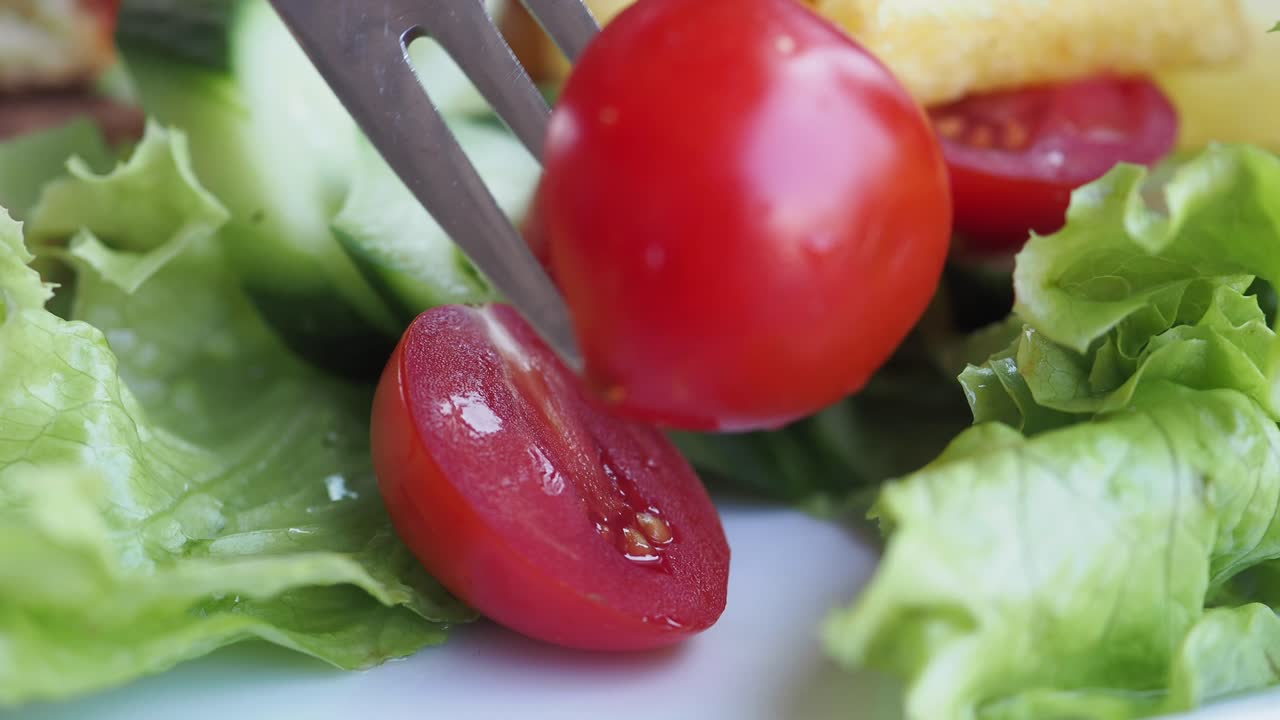 러드 가득한 포크