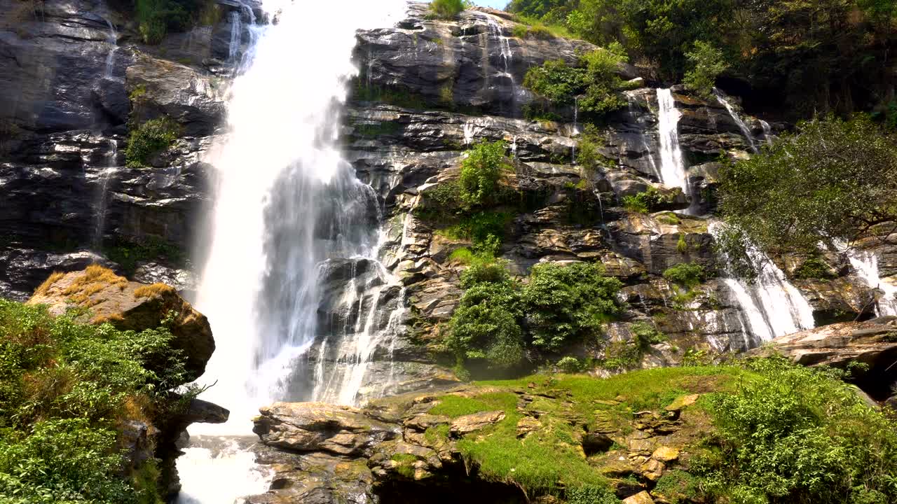 enorme cascada de watchirathan en el parque nacional de doi inthanon, región de chiang mai, tailandia, capaz de hacer un bucle