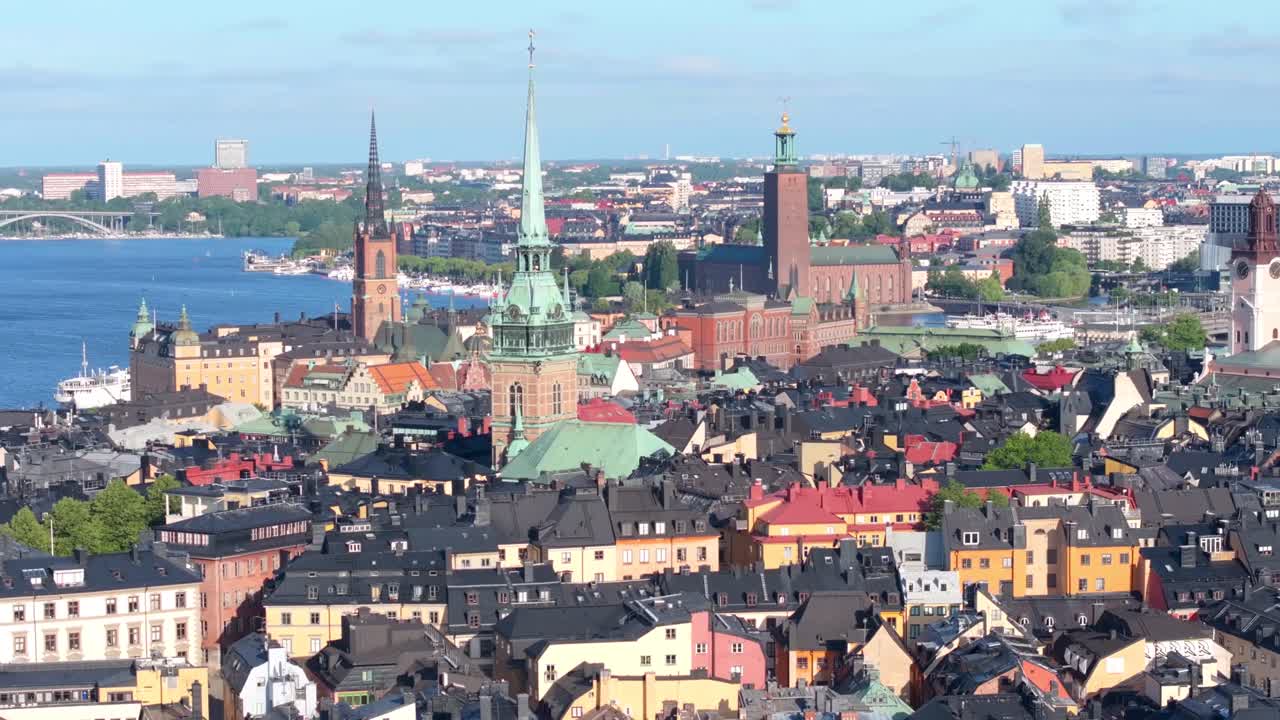 torres de st gertrude, ayuntamiento y storkyrkan rodeadas de casas tradicionales de techo negro en el casco antiguo de estocolmo