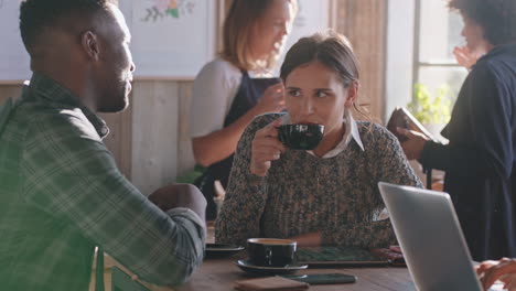 Grupo-Diverso-De-Amigos-Pasando-El-Rato-En-Un-Café-Charlando-Compartiendo-Una-Conversación-Bebiendo-Café-Disfrutando-Socializando-Divirtiéndose-Reunirse-En-Un-Restaurante