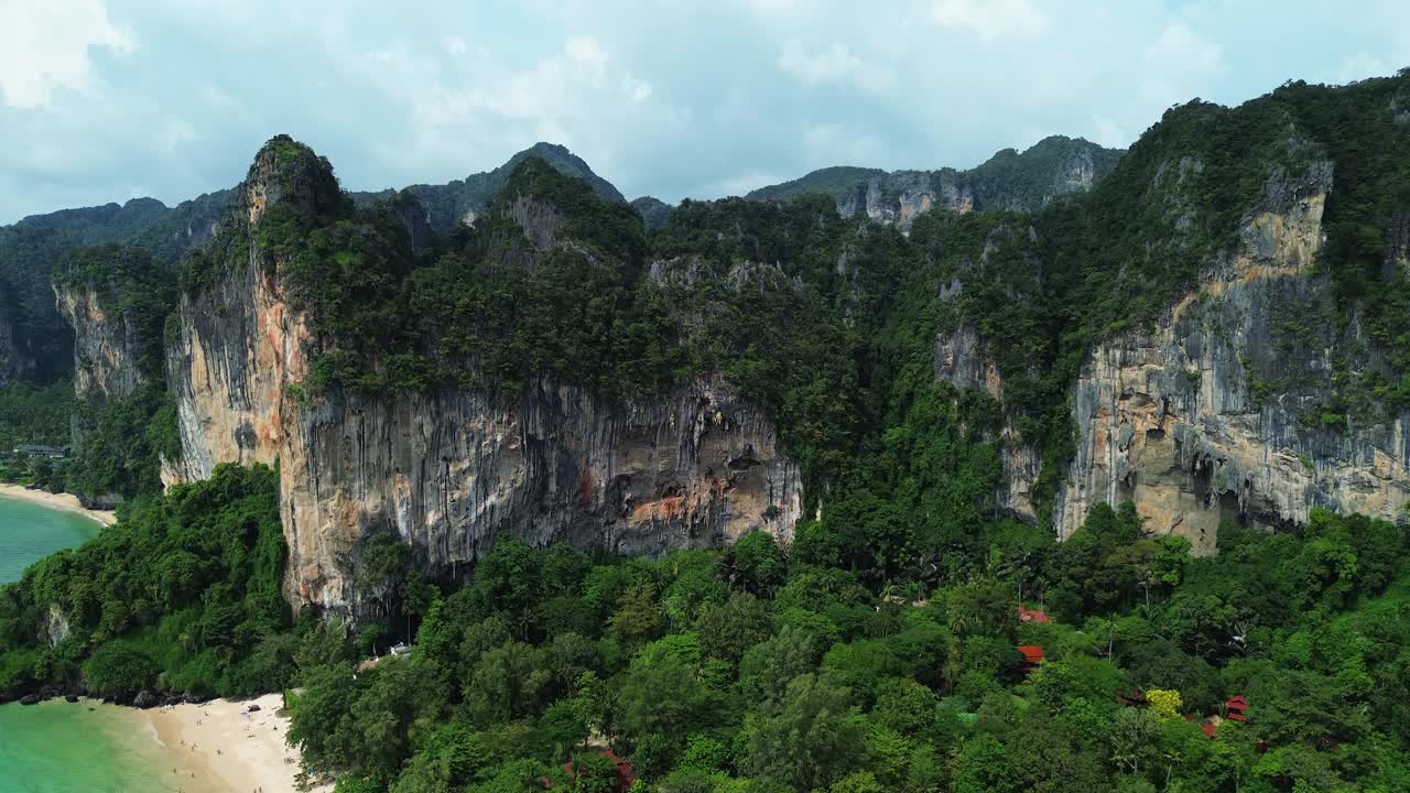 Ảnh chụp từ trên không bằng drone, thiên nhiên Thái Lan, biển Andaman, bán đảo Railay Beach, vách đá vôi