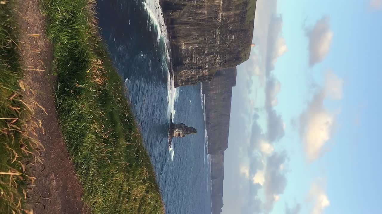 el video vertical captura los acantilados de moher en un día soleado y ventoso.
