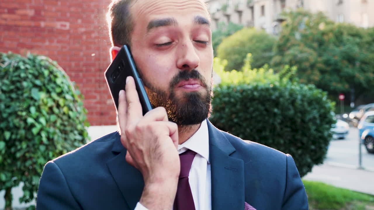 Man praat buiten aan de telefoon