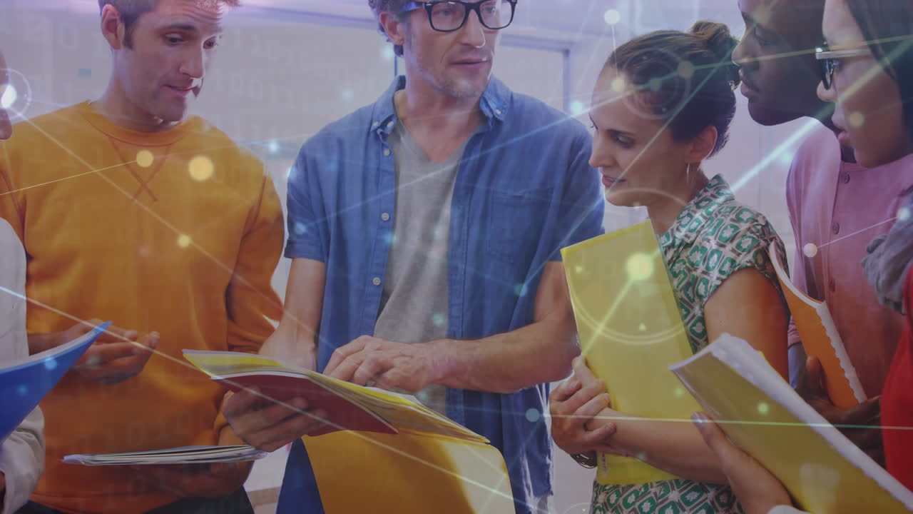 animación de rompecabezas coloridos sobre los niños de la escuela usando auriculares.