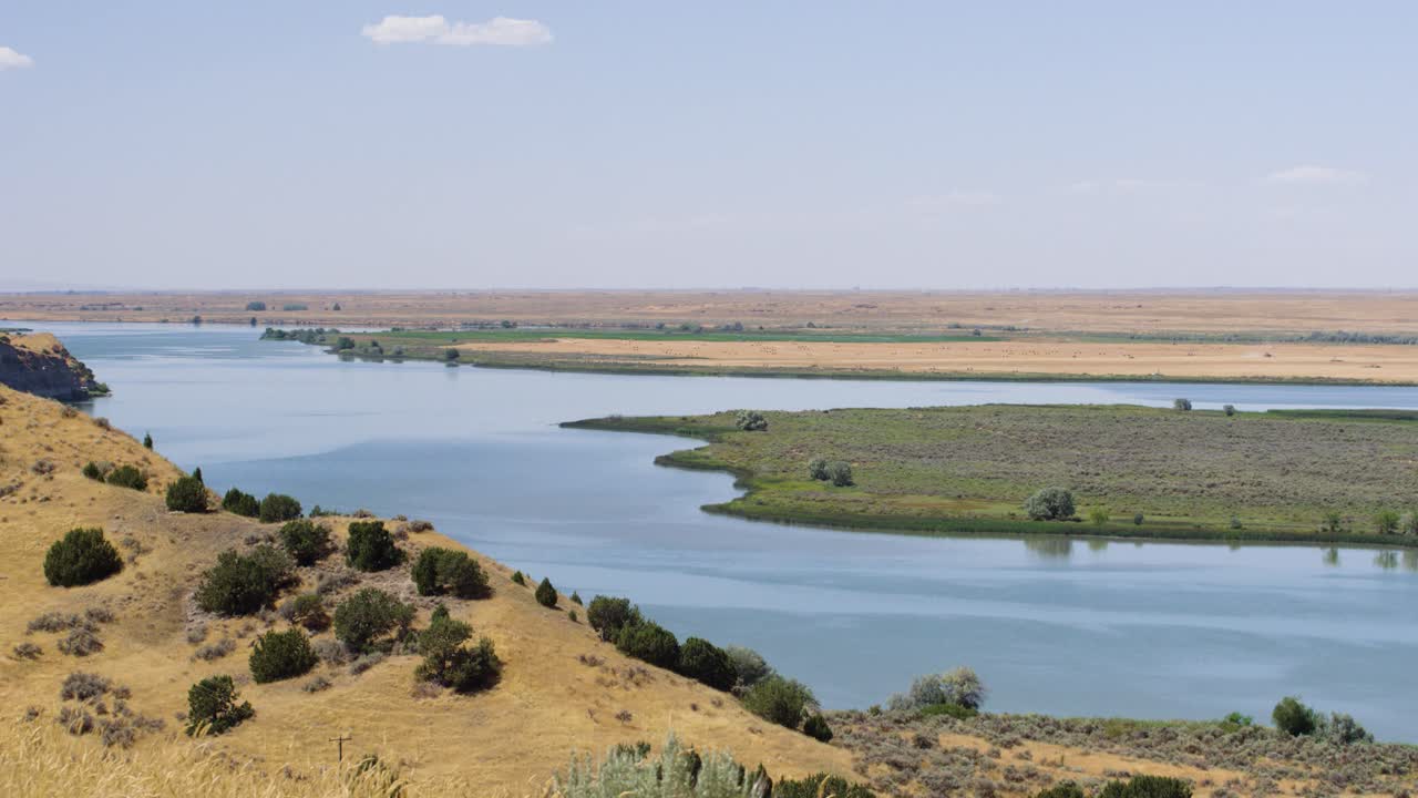 el poderoso río serpiente a lo largo de los campos agrícolas del este de idaho, demostrando agua y vida a un desierto cálido y seco en 4k