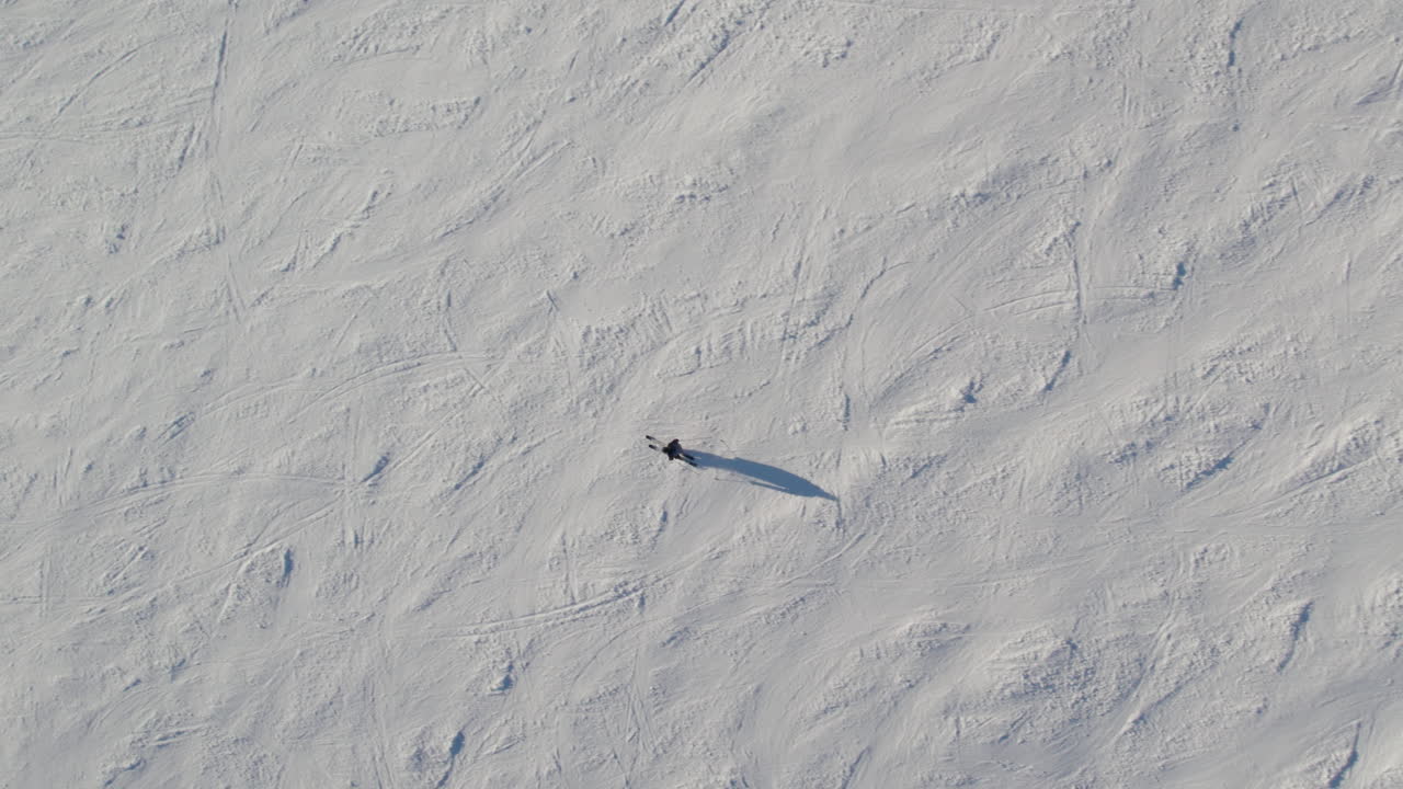 vista desde arriba de un esquiador en la pista de esquí en saalbach-hinterglemm, austria - toma de un avión no tripulado