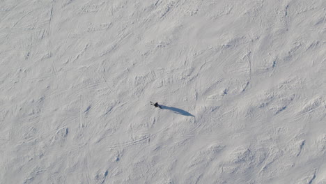 Vista-De-Arriba-Hacia-Abajo-Del-Esquiador-En-La-Pista-De-Esquí-En-Saalbach-hinterglemm,-Austria---Disparo-De-Drone