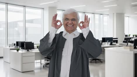 abogado senior indio feliz mostrando el signo de está bien