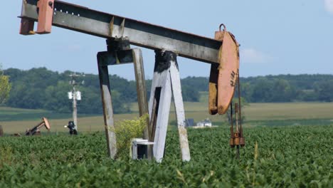 Un-Viejo-Oiljack-Continúa-Con-Un-Movimiento-Casi-Perpetuo-Para-Bombear-Petróleo-En-Una-Granja-En-El-Medio-Oeste-De-América