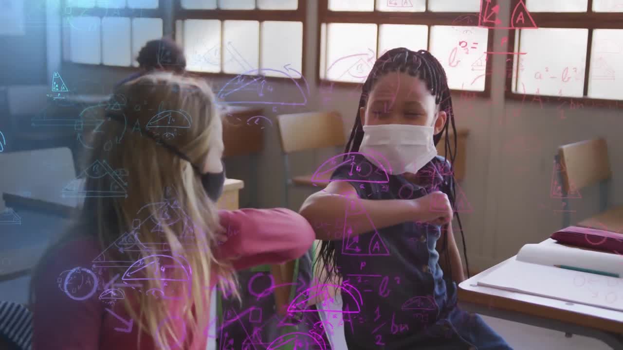교실에서 얼굴 마스크를 착용한 어린이 그룹에 대한 다채로운 수학 방정식의 애니메이션