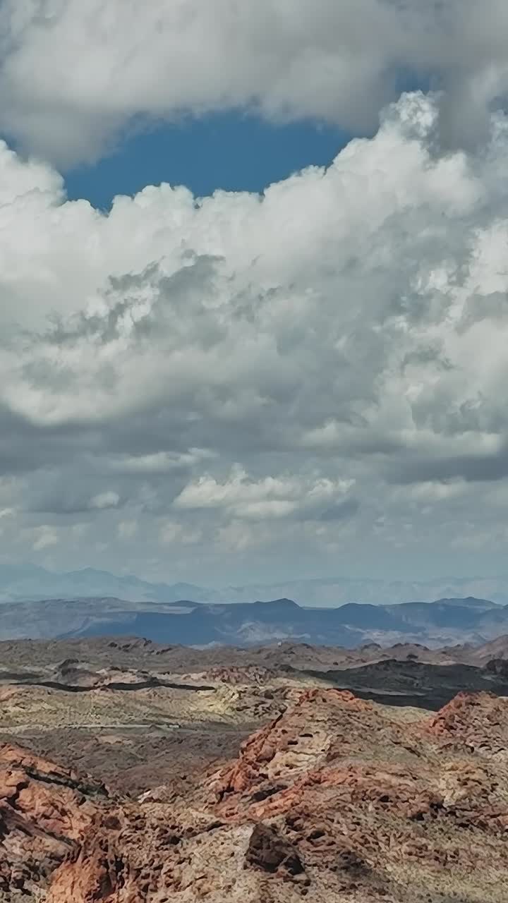 Vista aerea di un paesaggio roccioso negli USA con nuvole e montagne