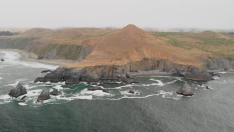 amplia vista aérea de una gran colina a lo largo de la costa de sonoma en california.