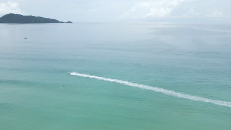 Filmische-Luftpanoramalandschaft-Landschaftsansicht-Des-Jetskis-Am-Patong-Beach-In-Phuket,-Thailand