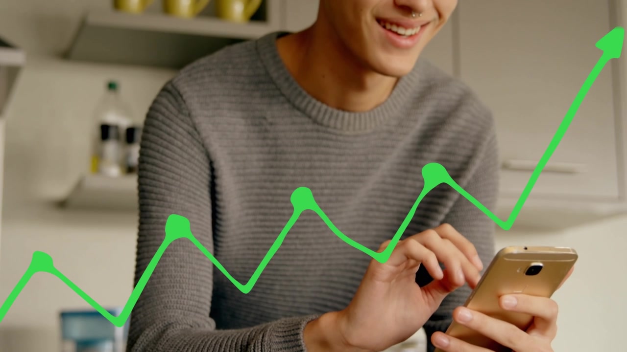 Animazione di un grafico verde che si muove sulla parte centrale del corpo di un uomo che usa lo smartphone a casa.