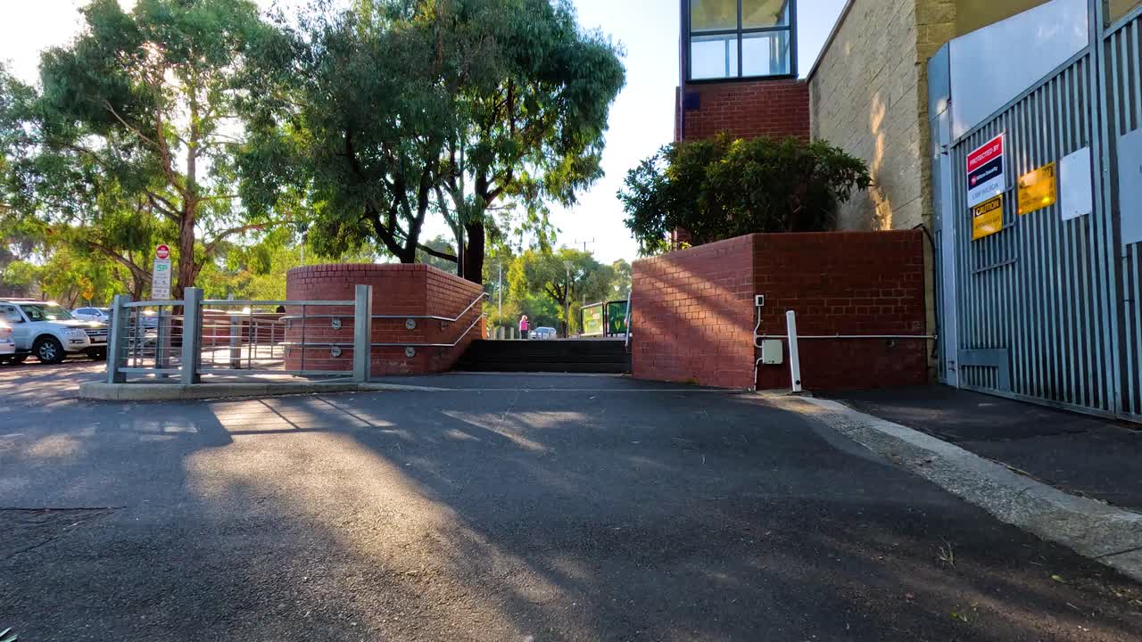 visitantes caminando hacia la entrada del zoológico de melbourne en un día soleado