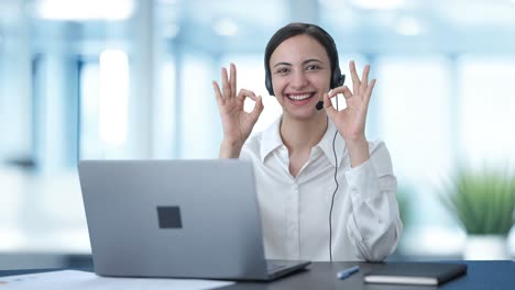 Fröhliches-Indisches-Callcenter-Mädchen,-Das-Ein-Okay-Schild-Zeigt