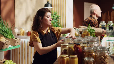 comerciante de tiendas que organiza las mercancías
