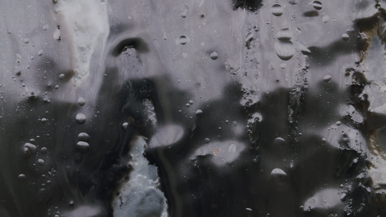 어두운 외계인 같은 액체가 프레임의 부분으로 흐르고 있습니다.