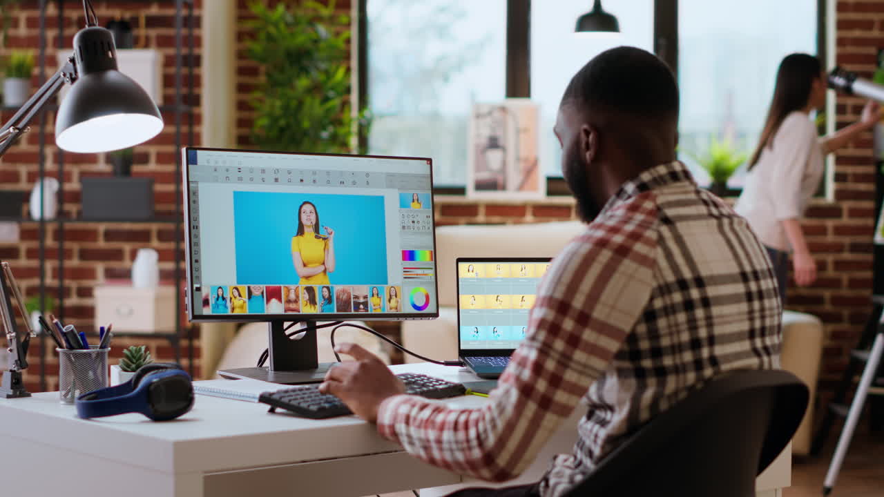 diseñador gráfico independiente editando fotos en una configuración de computadora moderna