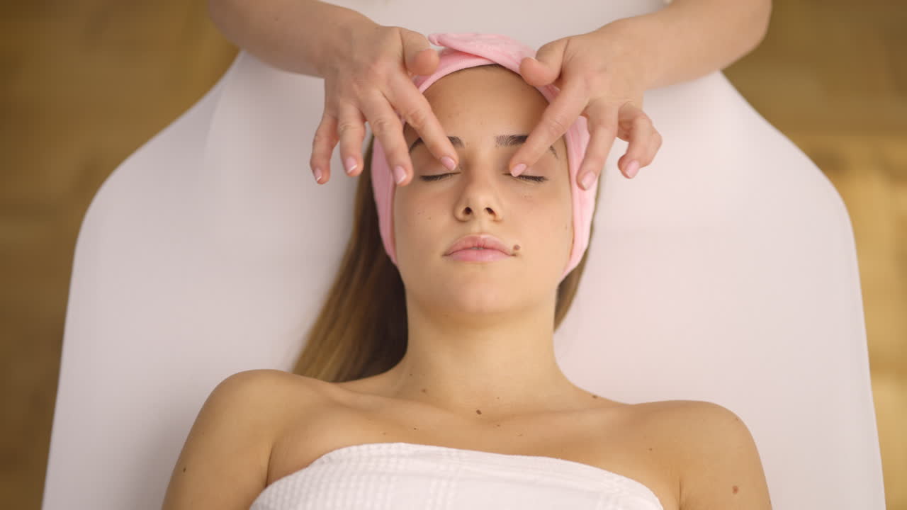 스파에서 얼굴 마사지를 받는 여자