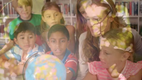 animación de hojas sobre diversos escolares y maestros mirando el globo