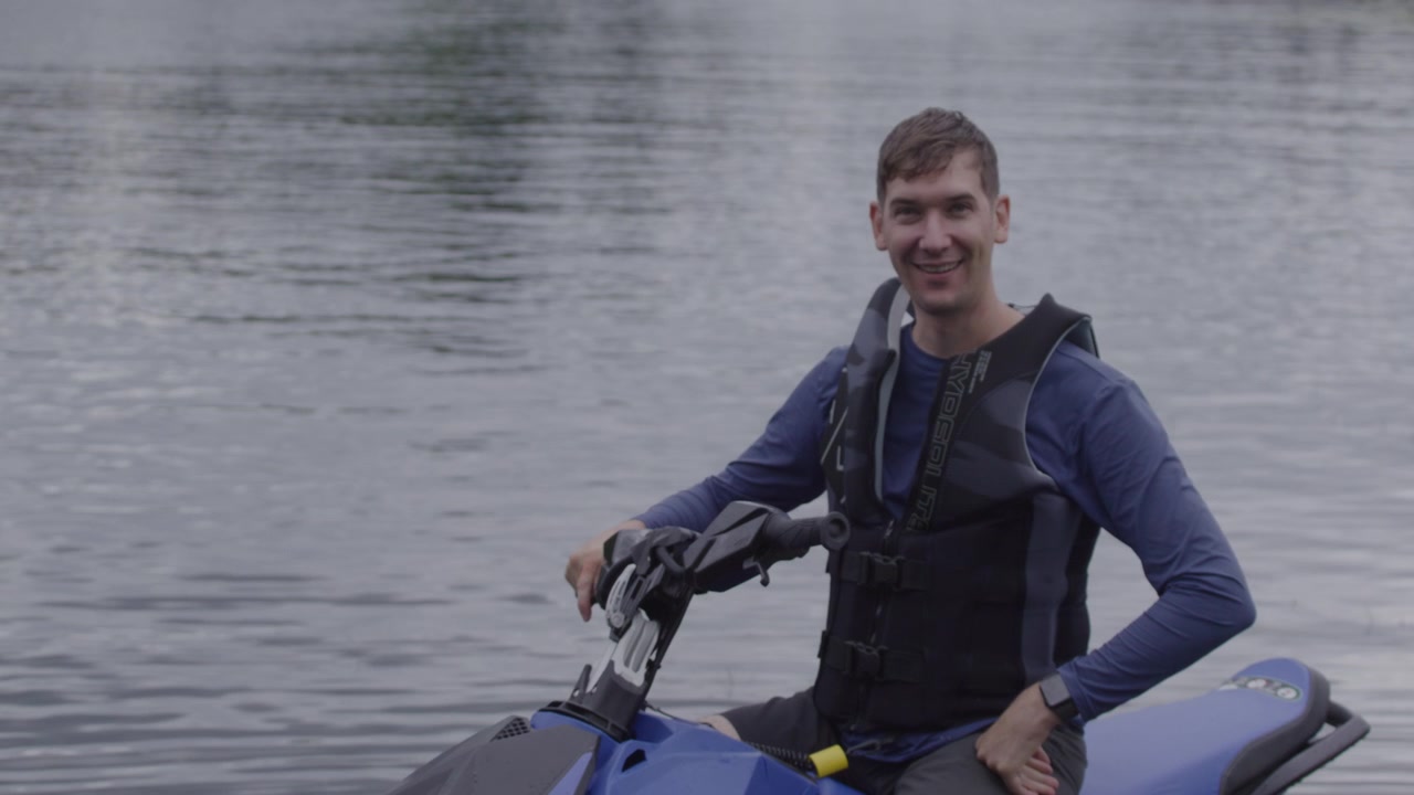 Kaukasische man op een jetski in het water.