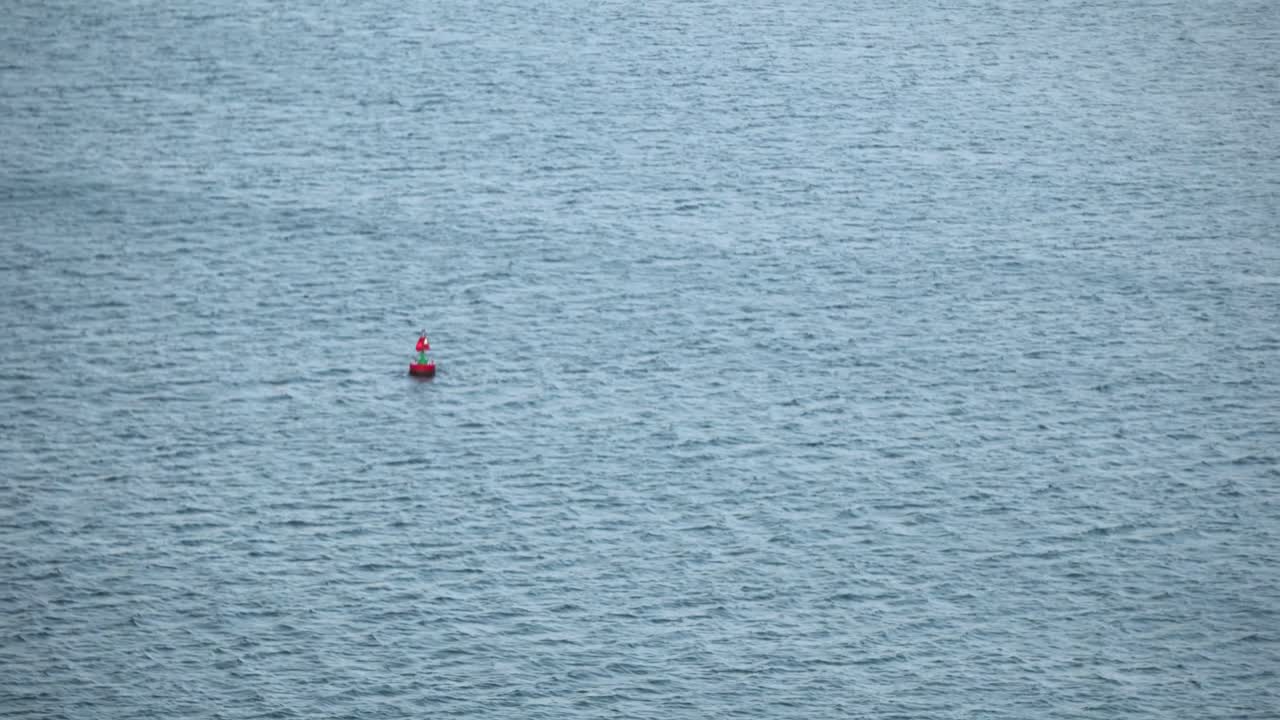 바다 한가운데 떠있는 부표의 먼 전망