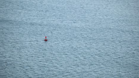 Fernsicht-Auf-Die-Boje,-Die-Mitten-Im-Meer-Schwimmt