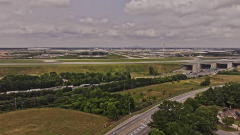 Atlanta-Georgia-Antena-V943-Drone-Sobrevuelo-College-Park-Y-Hapeville-Capturando-La-Autopista-Interestatal,-El-Tráfico-Por-Carretera-Y-El-Sitio-De-Carga-Sur-En-El-Aeropuerto-Atl-Hartsfield---Filmado-Con-Mavic-3-Pro-Cine---Mayo-De-2023